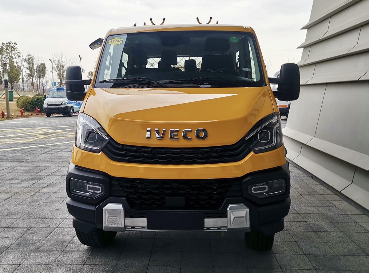 依維柯4×4越野版曝光,外觀很硬朗,側滑門,搭載3.0T柴油動力