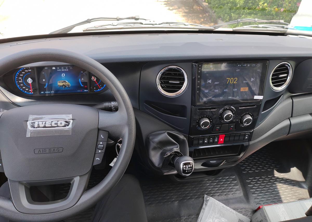 依維柯4×4越野版曝光,外觀很硬朗,側滑門,搭載3.0T柴油動力