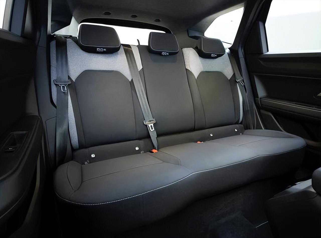 又一高顏值SUV,車長(zhǎng)4570mm,搭載1.2T+48V輕混,后排放倒就是床