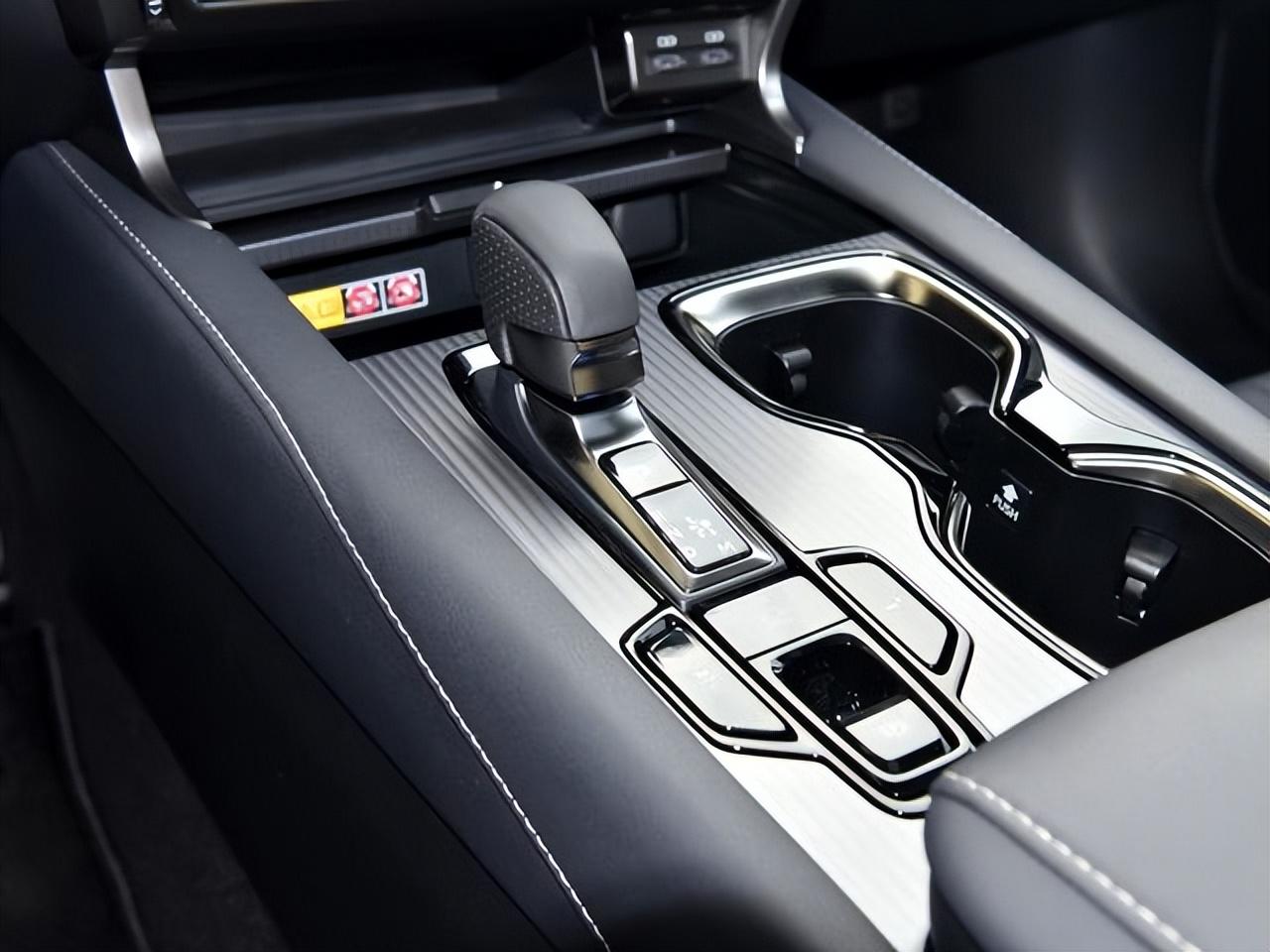 日系豪華SUV,車長4890mm,2.0T四缸+8AT+全輪驅(qū)動,起步247馬力