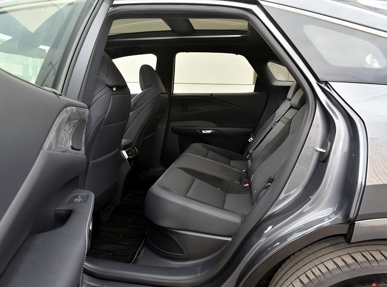日系豪華SUV,車長4890mm,2.0T四缸+8AT+全輪驅(qū)動,起步247馬力