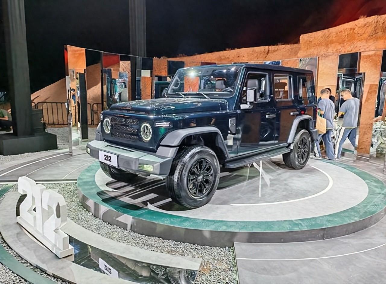 國產經典越野車,車長4705mm,方盒子車身,外掛式備胎+分時四驅