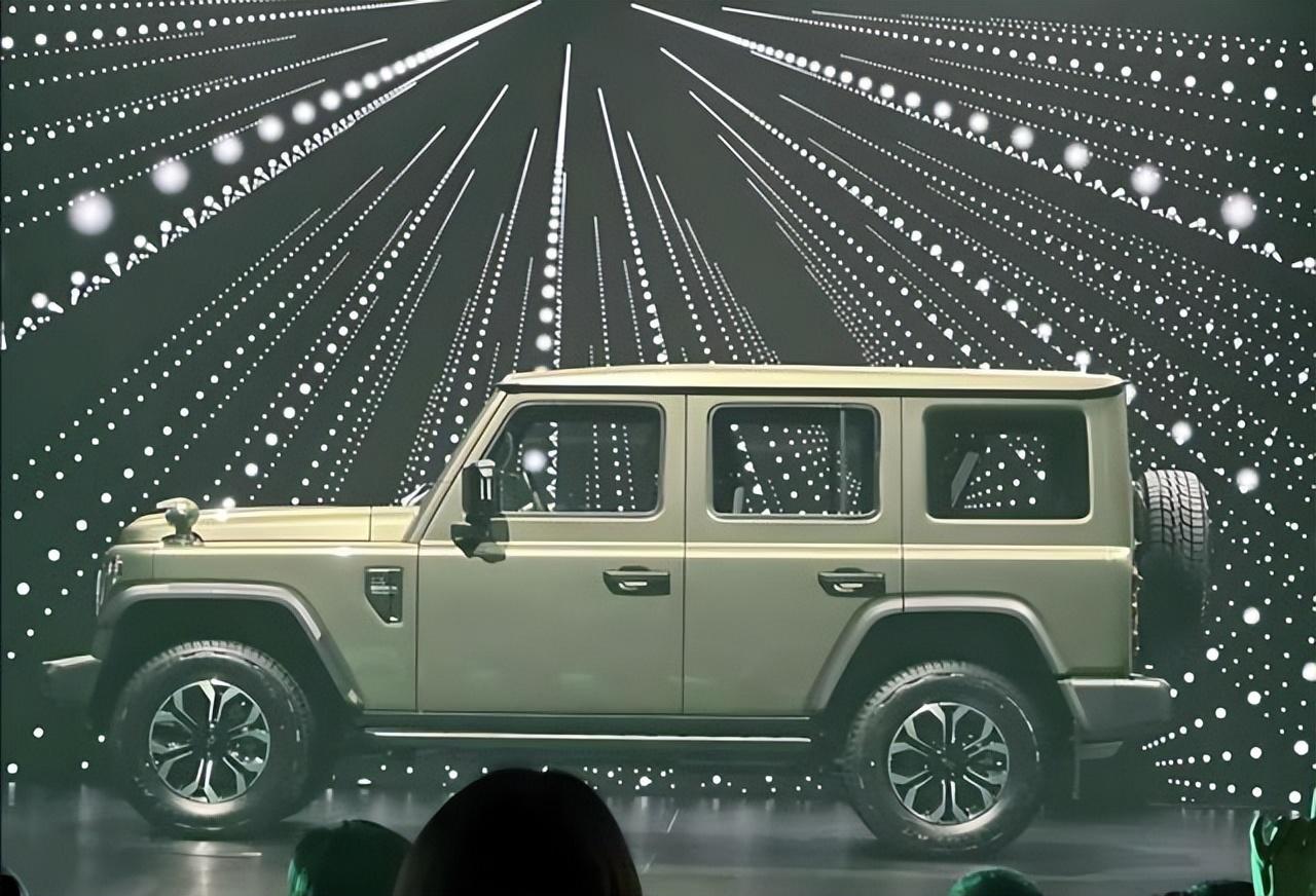 國產經典越野車,車長4705mm,方盒子車身,外掛式備胎+分時四驅