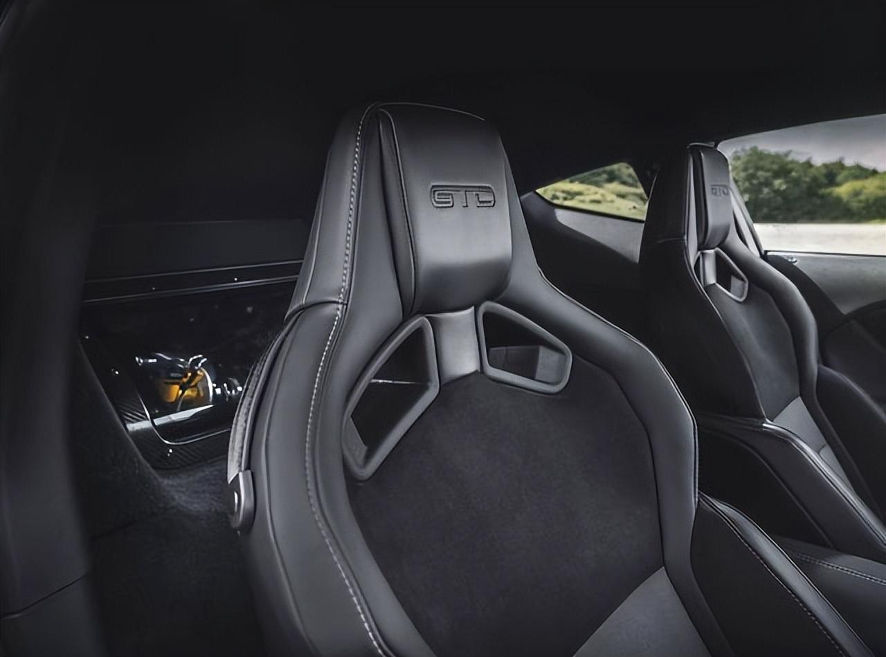 造型酷炫的肌肉車,搭載5.2L機械增壓V8發動機,826馬力、加速3s