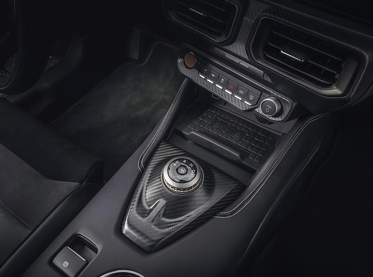 造型酷炫的肌肉車,搭載5.2L機械增壓V8發動機,826馬力、加速3s