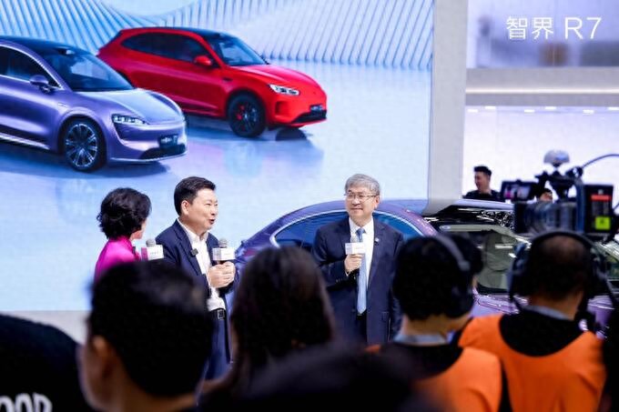 余承東尹同躍同臺聊智界R7爆單原因,有望成為市場新爆款