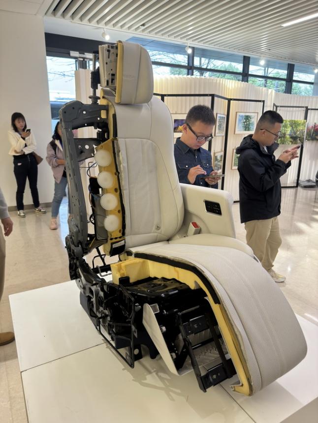 別克全新GL8陸尊外型升級“小世紀”內飾更豪華 最低26.99萬元起