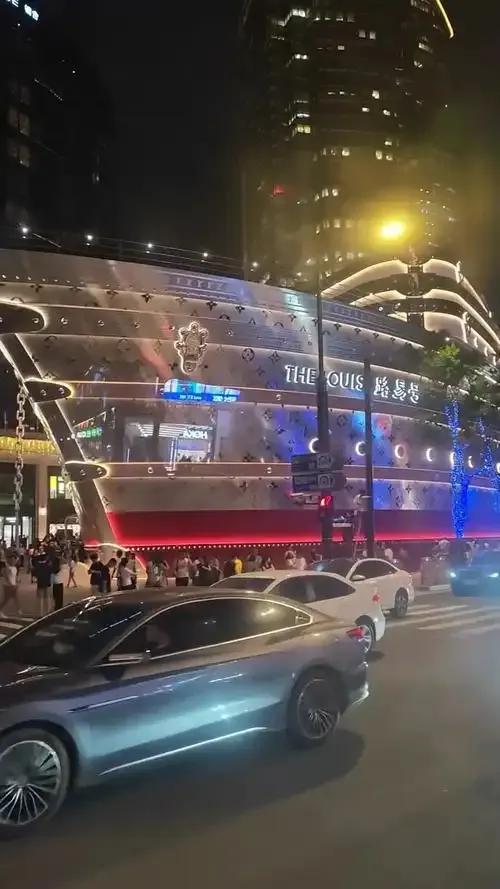 感受上海最新地標LV巨輪的人流量