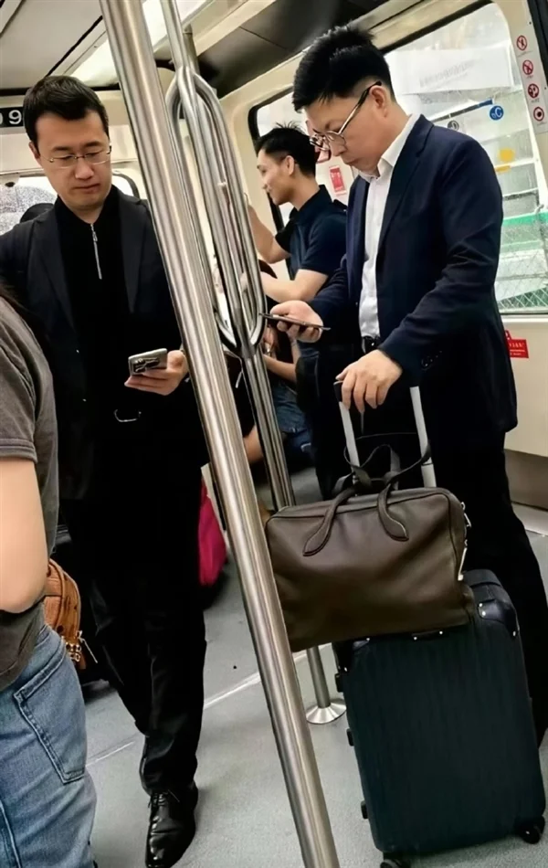 網友機場擺渡車偶遇余承東、何剛：自己拿行李箱 專注看手機